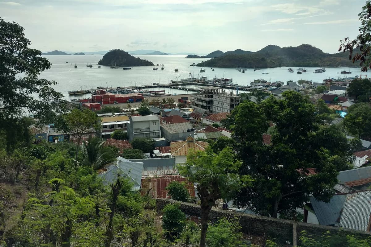 Pemandangan pelabuhan Labuan Bajo dari bukit dengan pulau-pulau kecil di teluk